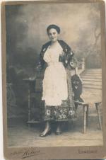 Kabinetka - žena v kroji - Luhačovice